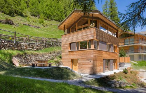 Chalet Black Pearl