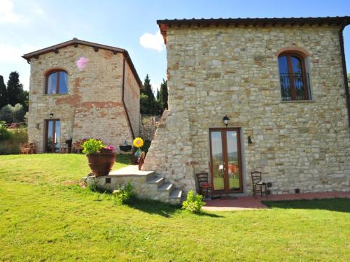 een stenen huis met een grasveld naast een gebouw bij Splendid Holiday Home in Rignano Sull Arno FI with Garden in San Cristoforo a Perticaia