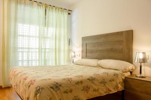 - une chambre avec un lit et une grande fenêtre dans l'établissement Refugi d Inclès 1 habitación, au Tarter