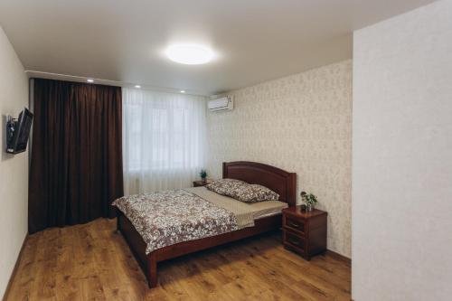 een slaapkamer met een bed, een dressoir en een raam bij Apart-smart on Kharkovskaya near Lavina 1 floor in Sumy