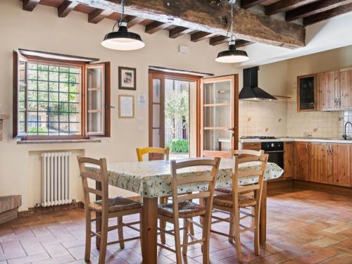 una cucina con tavolo e sedie in una stanza di Belvilla by OYO Aia a Castellarano