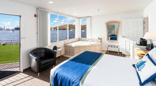 Postel nebo postele na pokoji v ubytování South Pier Inn
