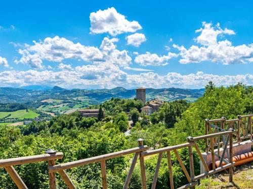 - une vue sur la vallée depuis une balustrade en bois dans l'établissement Belvilla by OYO Nord, à Castellarano