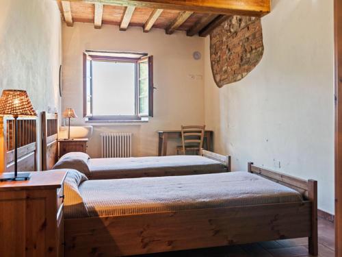 Cette chambre comprend 3 lits et une fenêtre. dans l'établissement Belvilla by OYO Nord, à Castellarano