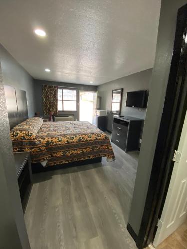 a bedroom with a bed and a desk in it at Town House Motel in Tyler