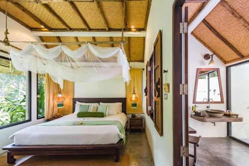Кровать или кровати в номере Koh Yao Yai Village