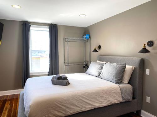 a bedroom with a bed with a stuffed animal on it at AF Stays - Philadelphia 1224 Mt Vernon St in Philadelphia