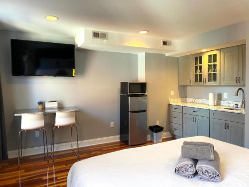 a bedroom with a bed and a kitchen with a sink at AF Stays - Philadelphia 1224 Mt Vernon St in Philadelphia