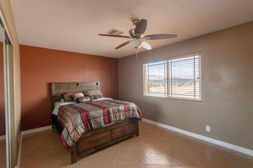 1 dormitorio con 1 cama y ventilador de techo en Sunlight Retreat, en Twentynine Palms