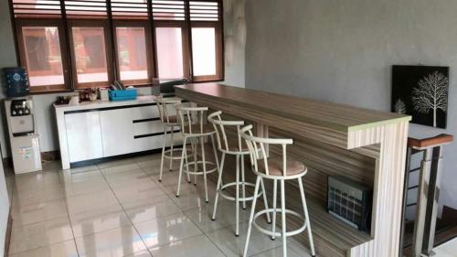 O bucătărie sau chicinetă la Pondok Raphael Guesthouse
