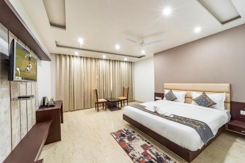 Ένα ή περισσότερα κρεβάτια σε δωμάτιο στο Hotel Trimurti