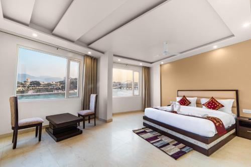 Ένα ή περισσότερα κρεβάτια σε δωμάτιο στο Hotel Trimurti
