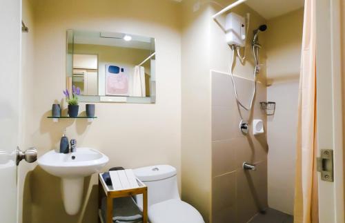 e bagno con servizi igienici, lavandino e doccia. di Zen Living Condo at Avida Atria Tower 2 a Città di Iloilo