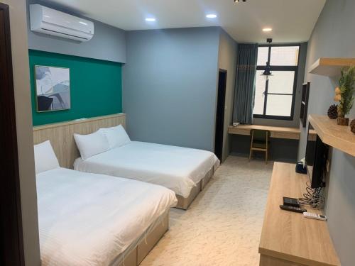 台南的住宿－BIRD series House下訂兩間房即包棟#本國旅客須先匯款，酒店客房设有两张床和电视。