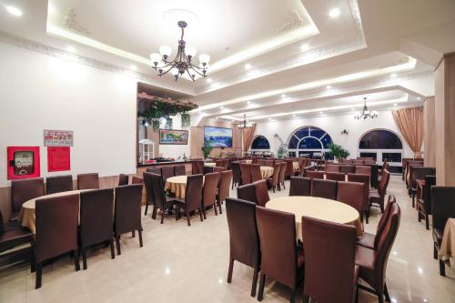 a large banquet hall with tables and chairs at Mai Thang Hotel Da Lat in Da Lat