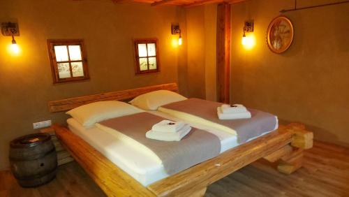 1 dormitorio con 1 cama con 2 toallas en Mária B en Trenčín