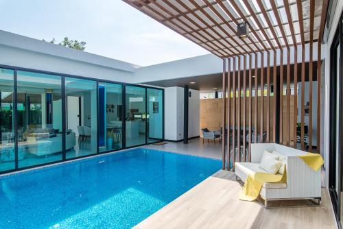 an indoor swimming pool in a house at Movenpick Residences 3-Bedroom Pool Villa Beach Access, Na Jomtien Pattaya in Na Jomtien