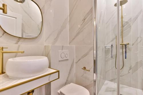 une salle de bain avec une douche, des toilettes et un lavabo dans l'établissement NEWLY RENOVATED ! Stunning 2BR Apt in the Heart of Paris 15, à Paris