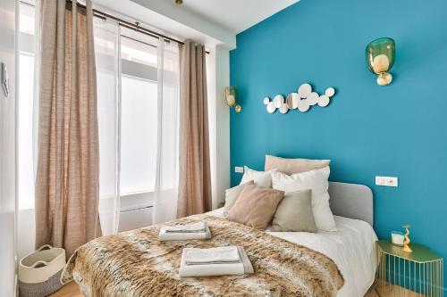 um quarto azul com uma cama com duas bandejas em NEWLY RENOVATED ! Stunning 2BR Apt in the Heart of Paris 15 em Paris