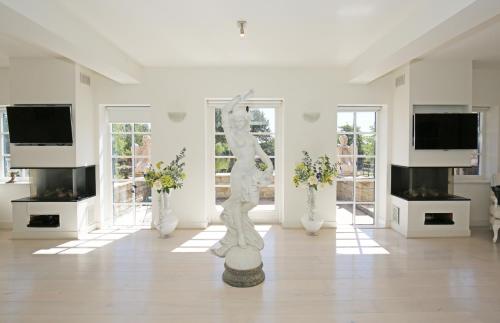 a white room with vases with flowers in it at Boutique Villa De Zuilen in Hillegom