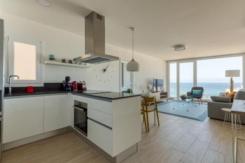 Kuchyňa alebo kuchynka v ubytovaní Elegant living with great views of Las Canteras Beach