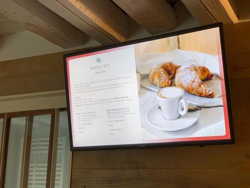 ein Schild mit einer Tasse Kaffee und Croissants in der Unterkunft Casa Sansera in Chioggia