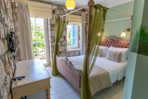 Un pat sau paturi într-o cameră la Alacati Igdelihan Unique Hotel