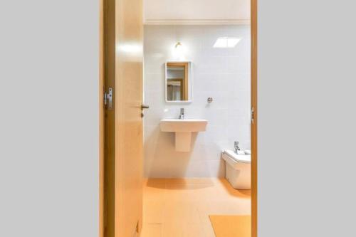 ein Bad mit einem Waschbecken und einem WC in der Unterkunft Grande apartamento, Sotavento 3, La Tejita, El Medano in Granadilla de Abona