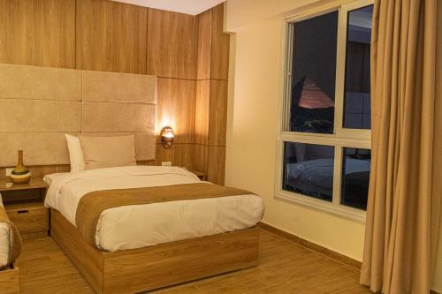 Postel nebo postele na pokoji v ubytování Nine Pyramids View Hotel