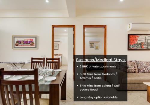 een eetkamer met een tafel en stoelen en een kamer met: bij Hostie Eva Dreams - Private 2 BHK Apartments near Artemis, Medanta, Fortis hospitals in Gurgaon
