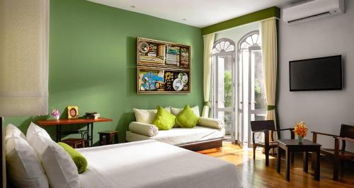 Camera verde con 2 letti e un divano di The Memory at On On Hotel a Phuket