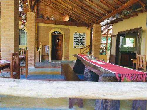 een kamer met 2 tafeltennistafels in een gebouw bij Sitio Pousada Morada do Sol in Cunha