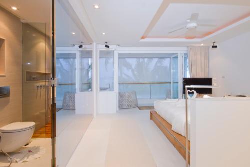 Ένα μπάνιο στο Panu Luxury Beachfront Apartments