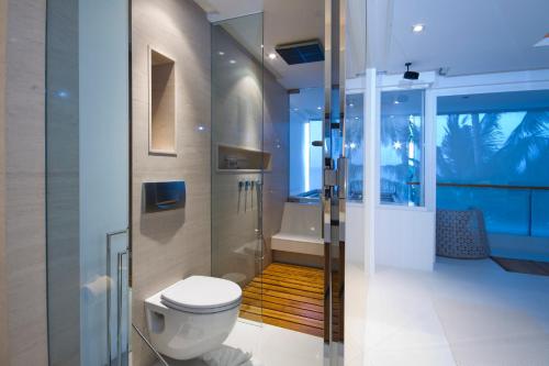 Ένα μπάνιο στο Panu Luxury Beachfront Apartments