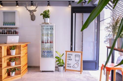 um refrigerador de bebidas num quarto com plantas em Hotel MOLA Galata em Istambul