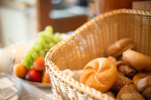 ティローロにあるHaselgrundの食卓にパンと野菜が入ったバスケット