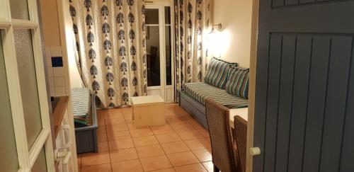 un couloir avec un canapé et une fenêtre dans l'établissement Lacanau golf, à Lacanau