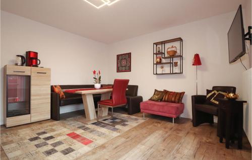 - un salon avec une table, des chaises et un canapé dans l'établissement Attraktive Ferienwohnung, à Saalfelden
