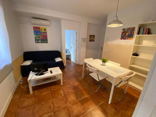 a living room with a couch and a table at Centro + wifi+ 2 camas de matrimonio +playa in Cádiz