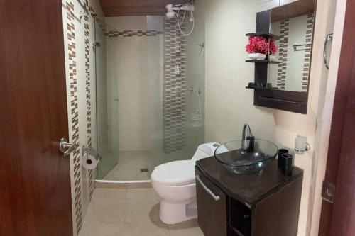 a bathroom with a toilet and a sink at Oferta frente a la playa Cartagena . En, Sp, It. in Cartagena de Indias
