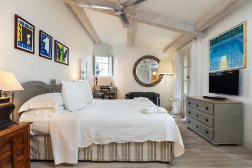 Een bed of bedden in een kamer bij Pastis Hotel St Tropez