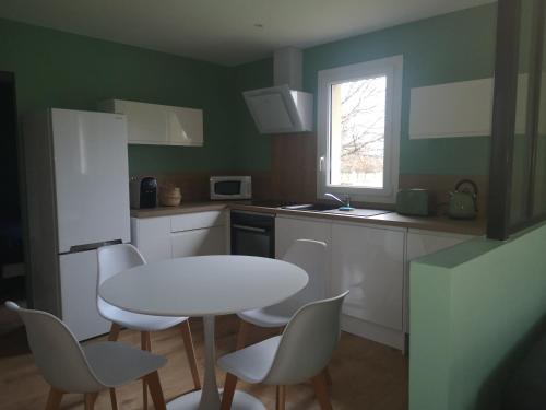 Kuchyň nebo kuchyňský kout v ubytování La cachette d'Anne-Charlotte (jardin, parking dans la campagne Honfleuraise)