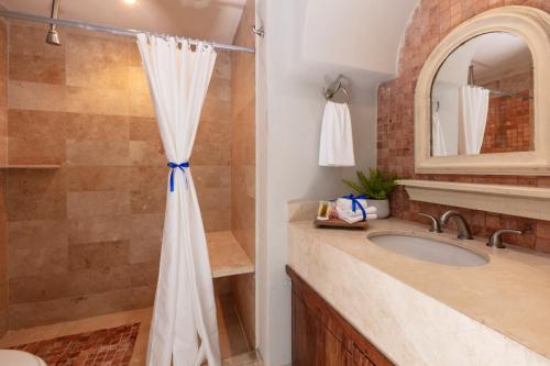 y baño con ducha y lavamanos. en Blue Chairs Resort by the Sea - Adults Only, en Puerto Vallarta