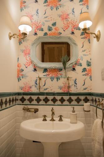a bathroom with a sink and a mirror at Versión Moreno B & B in General Villegas