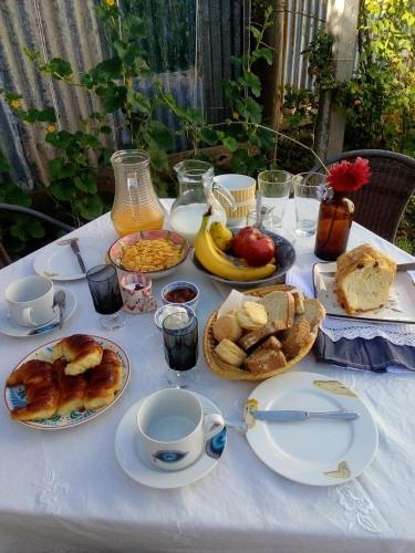 een witte tafel met borden voedsel erop bij Versión Moreno in General Villegas