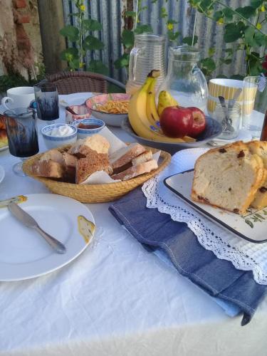 een tafel met een bord brood en fruit erop bij Versión Moreno in General Villegas