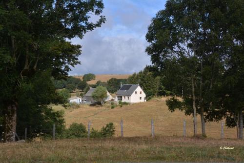 a white house on top of a hill at Horizon Aubrac Laguiole in Laguiole