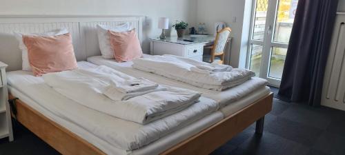 
En eller flere senge i et værelse på Fjordhotel Augustenborg
