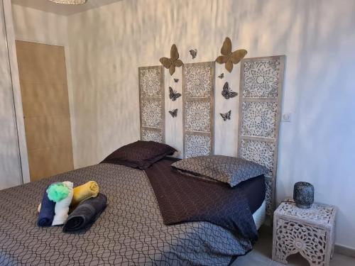 ein Schlafzimmer mit einem Bett mit zwei Kissen darauf in der Unterkunft villa dans lo in Le Moule
