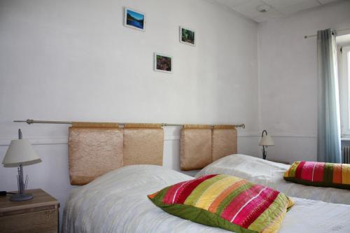 une chambre avec deux lits et une fenêtre dans l'établissement Maison charmante à Gottenhouse + Jardin, à Gottenhouse